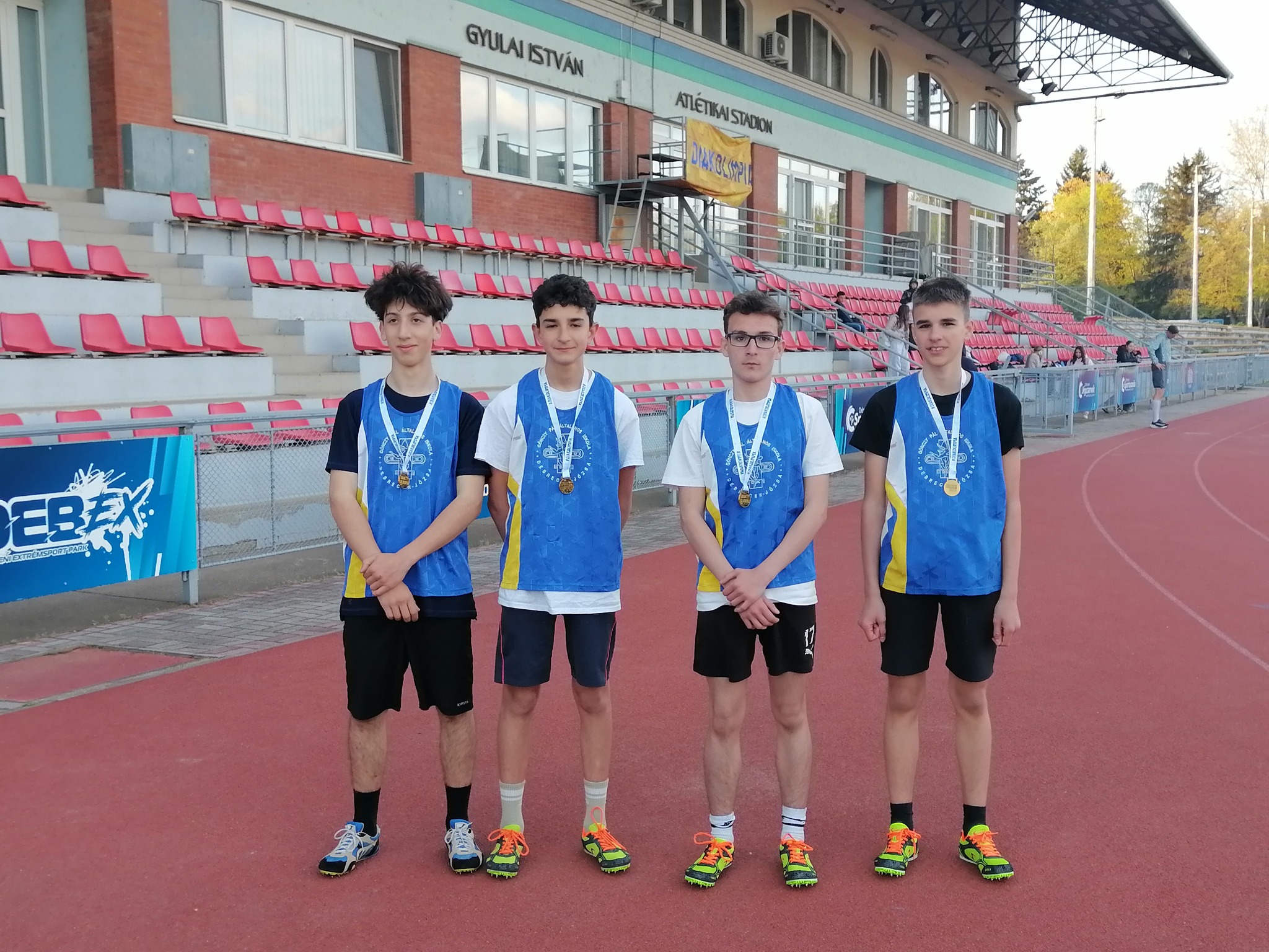 Ezüstérmesek a lányok, aranyérmesek a fiúk a 4 x 800 m-es váltóban a Vármegyei Diákolimpián